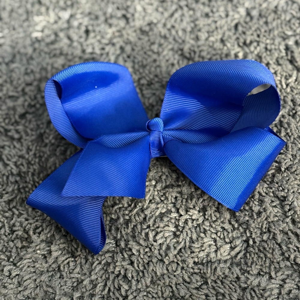NWOT blue bow clip for a child